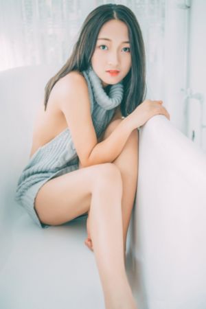 水潤(rùn)的女人